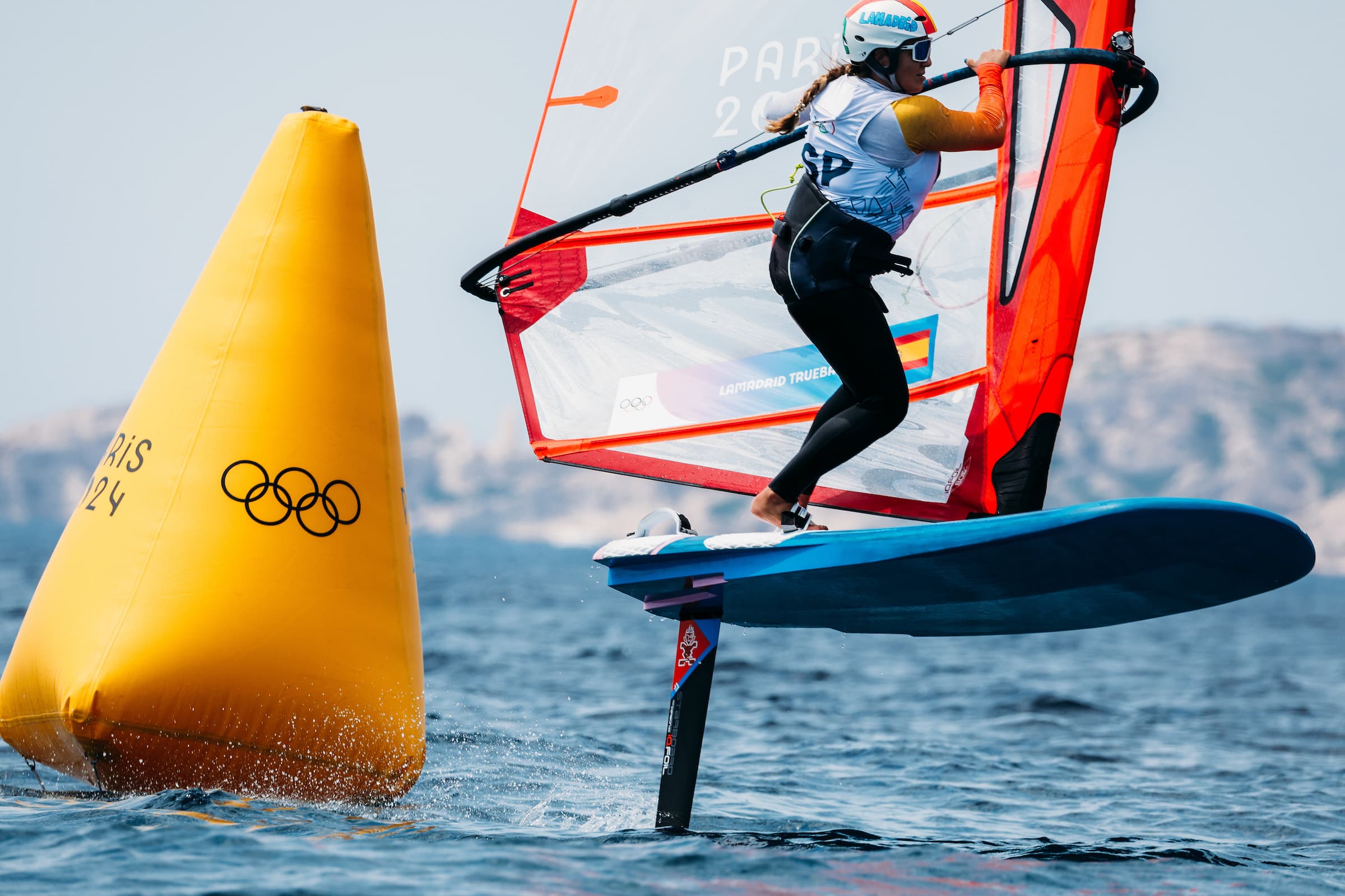 Boya windward con regatista de iQFOiL